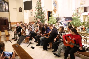 Młodzi gitarzyści z PMDKiS w Wieluniu wystąpili w kościele św. Stanisława w Wieluniu